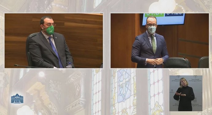 El presidente del Principado, Adrián Barbón, y el portavoz de Vox, Ignacio Blanco, en el pleno de la Junta General