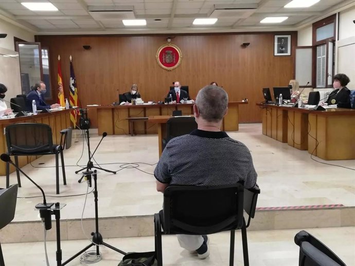 Archivo - El profesor acusado de acoso sexual a estudiantes de secundaria, en la Audiencia Provincial durante el juicio en mayo de 2021.