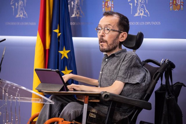 Archivo - El portavoz de Unidas Podemos, Pablo Echenique, durante una rueda de prensa posterior a la Junta de Portavoces en el Congreso de los Diputados, a 5 de octubre de 2021, en Madrid, (España).
