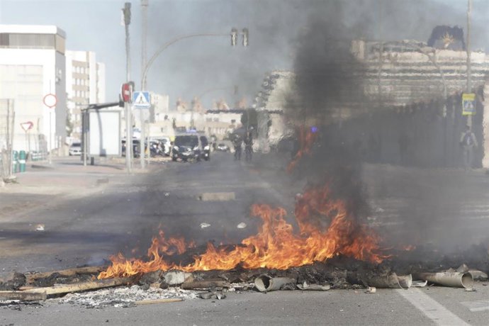 Acciones de los trabajadores de empresas auxiliares del metal en Cádiz que masivamente una huelga con barricadas y cortes de vías. A 09 de noviembre de 2021, a Cádiz (Andalucía, España).