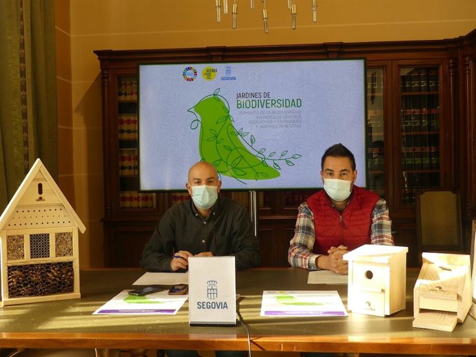 El concejal de Medio Ambiente, Ángel Galindo (izquierda) y el responsable del proyecto, Alberto Diez (derecha).