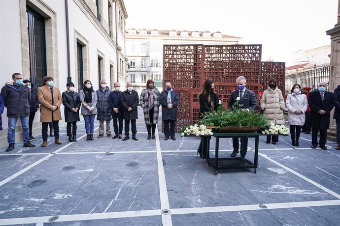 Concentración de parlamentarios vascos, con presencia del Lehendakari y consejeros, durante la celebración del Día de la Memoria