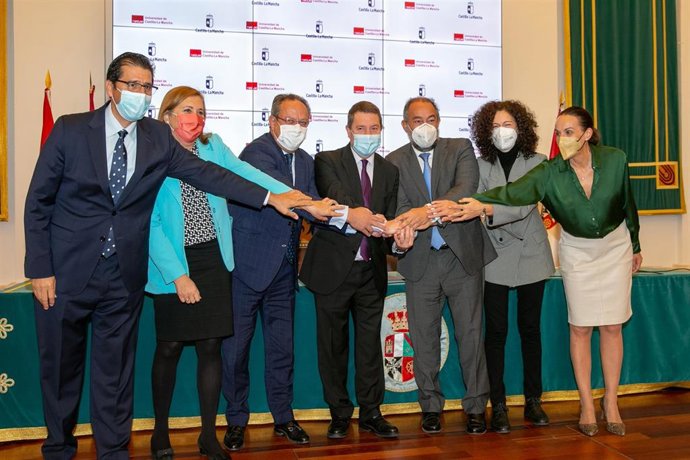 Firma del convenio entre la UCLM y el Gobierno regional.
