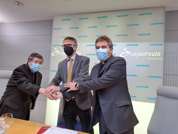 El archivero de la Catedral de Burgos, Matías Vicario, el presidente de la Fundación Cajacírculo, Emilio de Domingo, y el presidente del Cabildo Catedralicio, Vicente Rebollo.