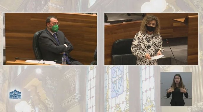 El presidente Adrián Barbón y la portavoz de Ciudadanos, Susana Fernández, en el pleno de la Junta General