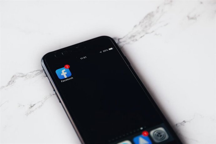 La aplicación de Facebook en un teléfono móvil