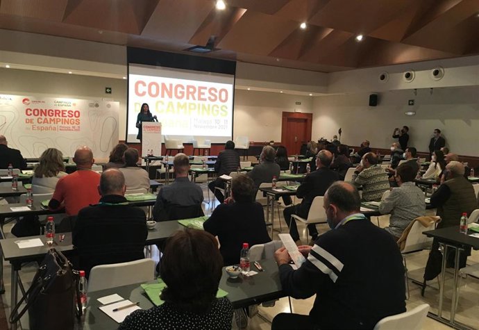 La delegada territorial de Turismo, Nuria Rodríguez, en la inauguración del Congreso de Campings de España