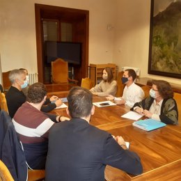 El portavoz del PP en el Consell de Mallorca, Lloren Galmés, junto a las conselleras 'populares' Catalina Cirer y Antonia Roca, en una reunión con los vecinos de Son Roca.