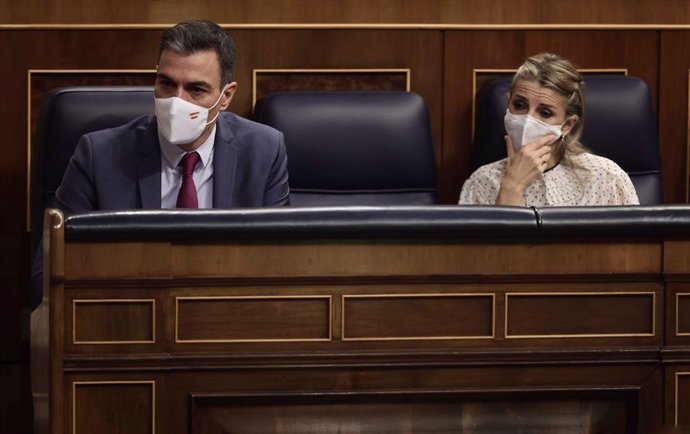 El presidente del Gobierno, Pedro Sánchez, y la vicepresidenta segunda del Gobierno y ministra de Trabajo, Yolanda Díaz, en una sesión plenaria en el Congreso de los Diputados, a 10 de noviembre de 2021, en Madrid, (España). Durante el pleno, el preside