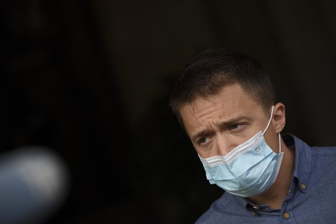 El líder de Más País, Íñigo Errejón, atiende a los medios frente al Ayuntamiento de Valencia, a 15 de octubre de 2021, en Valencia, Comunidad Valenciana (España).