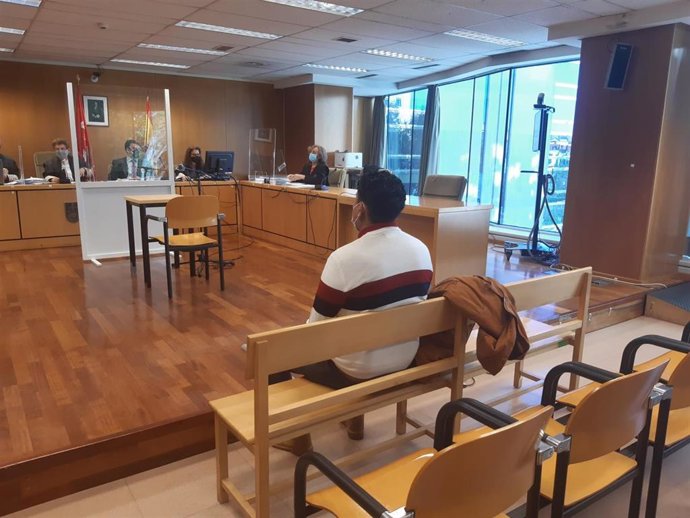Juicio a un acusado de intentar estrangular a su pareja con el cable del móvil