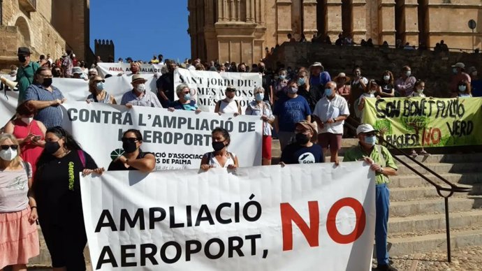 Concentración contra la ampliación junto a la Catedral de Mallorca.