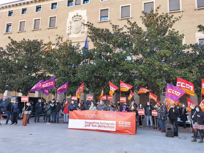 Concentración de CCOO Aragón ante la Delegación del Gobierno de Zaragoza en defensa el empleo público.