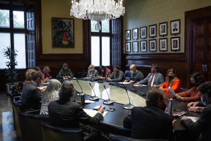 La presidenta del Parlament del Catalunya, Laura Borrs (centro), durante una reunión de la Mesa del Parlament, a 10 de noviembre de 2021, en Barcelona, Catalunya (España) La Mesa del Parlament de Catalunya se reúne este miércoles después de que Cs le h