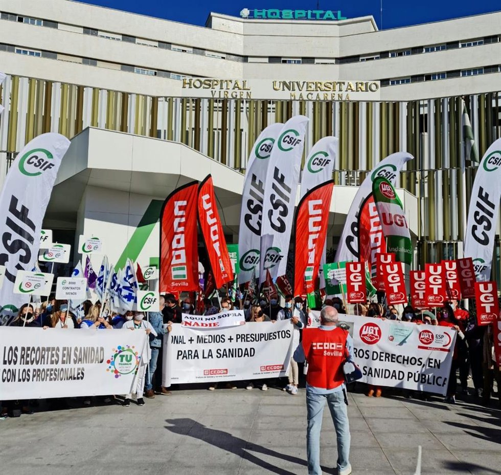 Protesta de CCOO, UGT y CSIF por los 8.000 despidos en el SAS