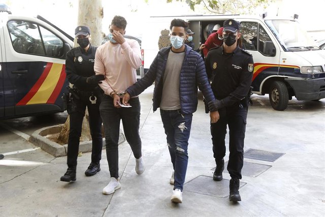 Dos de los marroquíes detenidos, a su llegada al Juzgado este lunes.