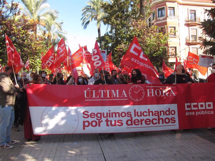 Concentración de CCOO en Badajoz para reclamar la recuperación de derechos de los empleados públicos