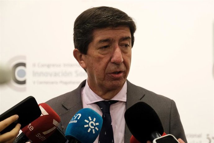 Archivo - Juan Marín atiende a la prensa en Cádiz