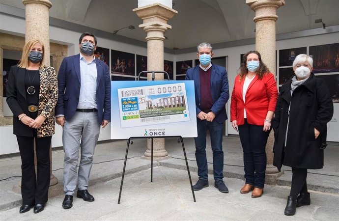 Autoridades en la presentación del Cupón de la ONCE protagonizado por el Acueducto de los Milagros de Mérida