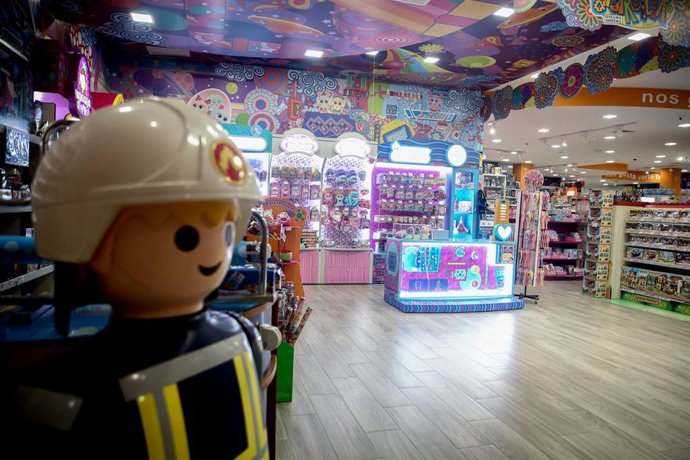 Muñeco de LEGO en una tienda de juguetes.