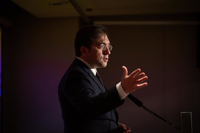 El ministro de Asuntos Exteriores, Unión Europea y Cooperación, José Manuel Albares, interviene durante el acto en el que la parlamentaria y activista afgana, Fawzia Koofi, ha recibido el Premio Casa Asia 2021, en el Palau Robert, a 5 de noviembre de 20