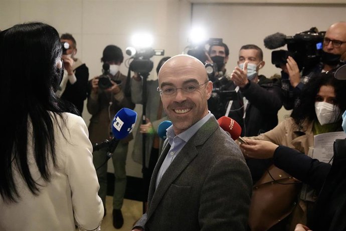 El europarlamentario de Vox Jorge Buxadé antes de iniciarse en Bilbao el acto por el Día de la Memoria