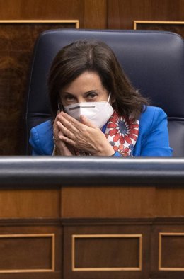 La ministra de Defensa, Margarita Robles, habla por teléfono en una sesión plenaria en el Congreso de los Diputados