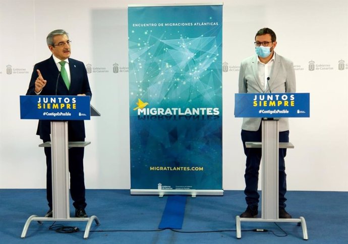 El vicepresidente y consejero de Hacienda del Gobierno de Canarias, Román Rodríguez, y el especialista en migraciones, Txema Santana