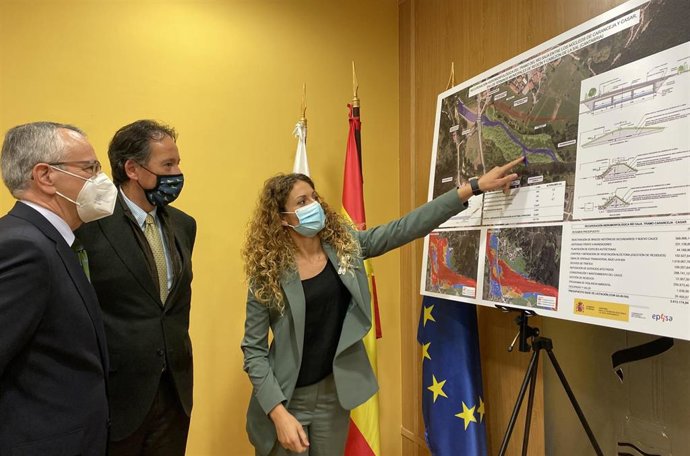 La delegada del Gobierno, Ainoa Quiñones; el presidente de la CHCantábrico, Manuel Gutiérrez, y el consejero de Obras Públicas, José Luis Gochicoa, con una infografía de los proyectos de recuperación en el río Saja