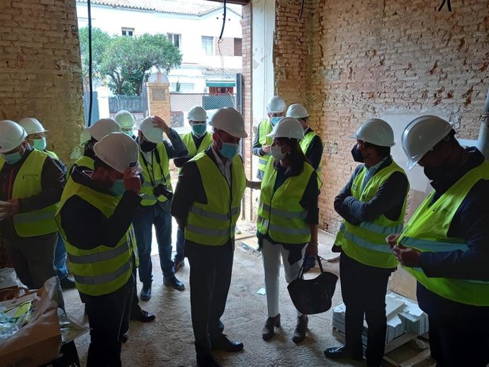 La delegada de Educación, Estela Villalba, visita las obras de reforma integral del IES La Rábida de Huelva.