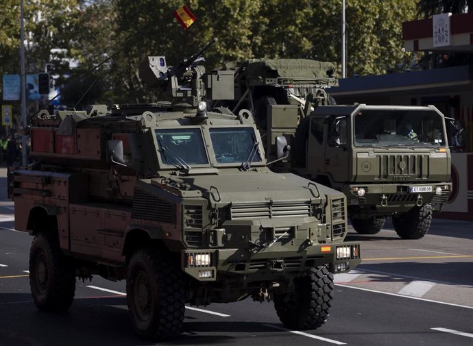 Vehículos militares en el desfile del Día de la Fiesta Nacional el 12 de octubre