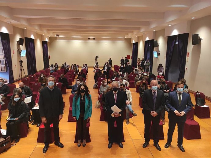 Autoridades en la inauguración de la jornada sobre la 'Protección integral a la infancia víctima de violencia sexual'.