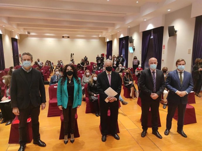 Rocío Ruiz (2 izda.) durante la inauguración de la jornada en la Diputación de Córdoba junto al resto de autoridades.
