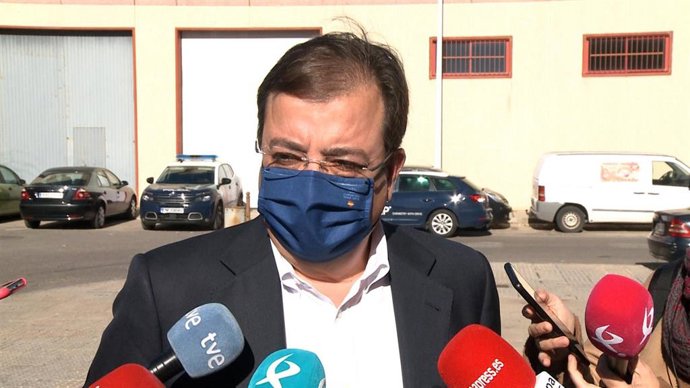 El presidente de la Junta, Guillermo Fernández Vara, atiende a los medios