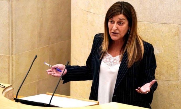 La presienta del PP de Cantabria, María Jose Sáenz de Buruaga, en el Parlamento