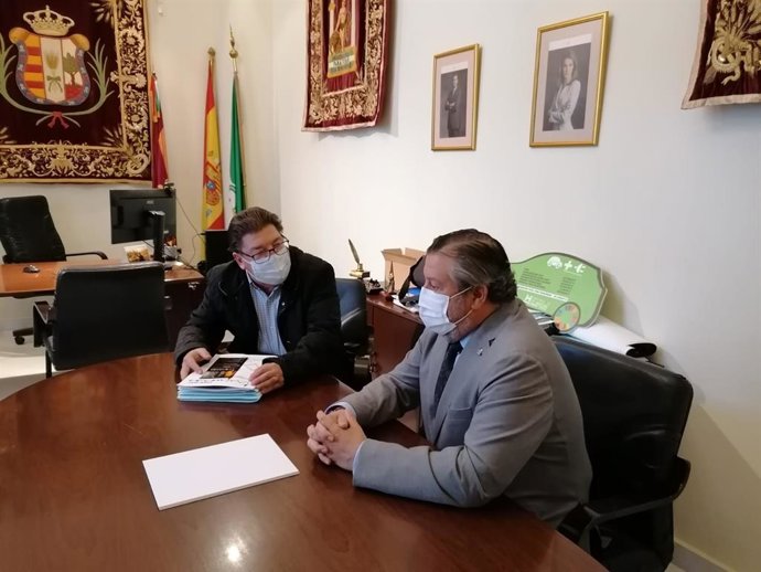 El delegado de Administración Local en Huelva, Alfredo Martín, junto al alcalde de Trigueros, Cristóbal Romero.