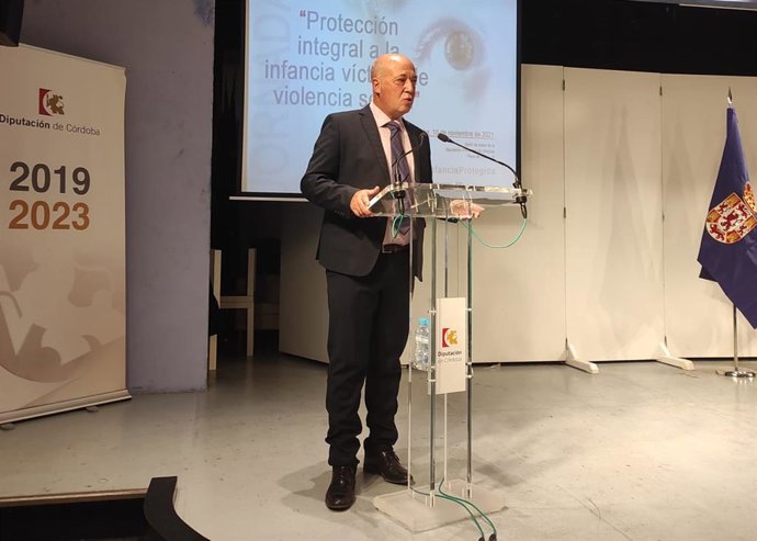 El presidente de la Diputación de Córdoba, Antonio Ruiz, en la inauguración de la jornada 'Protección integral a la infancia víctima de violencia sexual'.