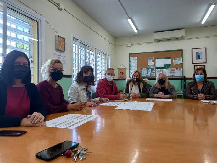 Jiménez entrega los planos de la obra a la comunidad educativa del CEIP Concordia, en Níjar