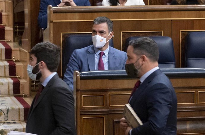 El líder de Vox, Santiago Abascal, pasa por delante del presidente del Gobierno, Pedro Sánchez, en el Congreso