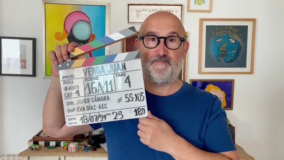 Javier Cámara cede la claqueta de uno de los episodios que dirigió en la serie de HBO Venga Juan y que él mismo protagoniza en LaValientes, una iniciativa solidaria de la Unión de Actores y Actrices a favor de La Palma