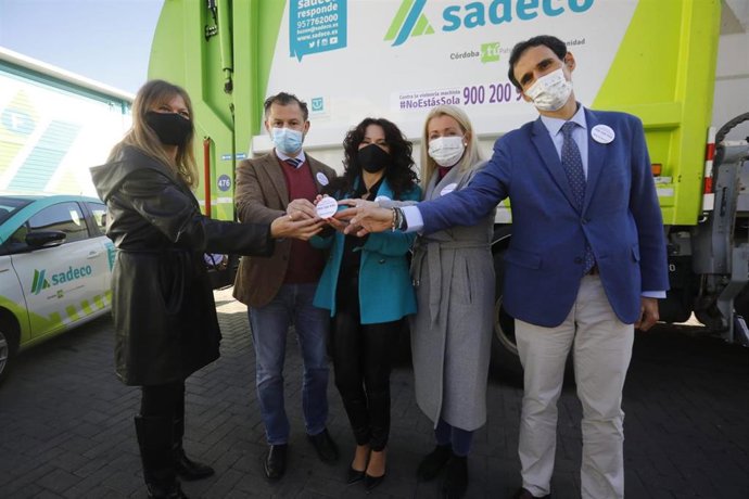 Rocío Ruiz (centro), durante la presentación de la campaña '#NoEstásSola' , respaldada por Sadeco.