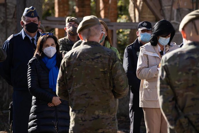 La ministra de Defensa, Margarita Robles, en una visita al Campamento de Monte La Reina
