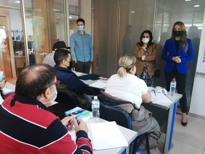La delegada de Empleo de la Junta en Granada, Virginia Fernández,  ha mantenido un encuentro con los 15 alumnos del primer curso dirigido a futuros transportistas que se imparte en la provincia durante la nueva etapa de la FPE.