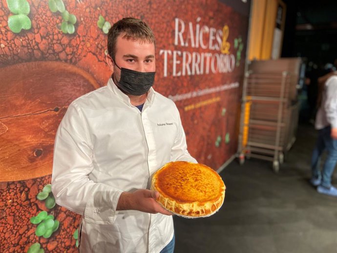 Antonio Navarro, del restaurante Essentia de Tarancón, con la mejor tarta de queso manchego del Congreso Raíz Culinaria.