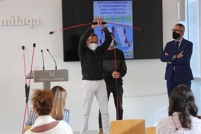 Muestra de entrenamiento con barra flexible que se utilizará en los talleres deportivos de la Diputación
