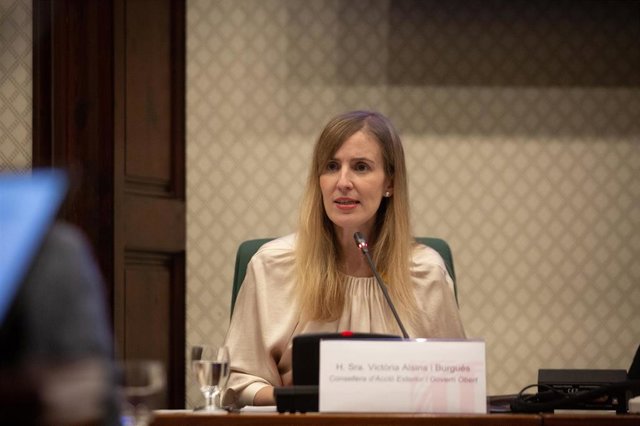 La consellera de Acción Exterior y Gobierno Abierto de la Generalitat, Victòria Alsina, presentando los presupuestos de su departamento en comisión.