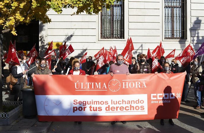 Concentración de CC.OO frente a la Delegación del Gobierno en Santander para pedir mejoras en el empleo público  