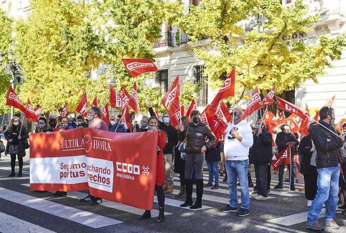 Concentración frente a la delegación del Gobierno en Santander del área pública de CCOO