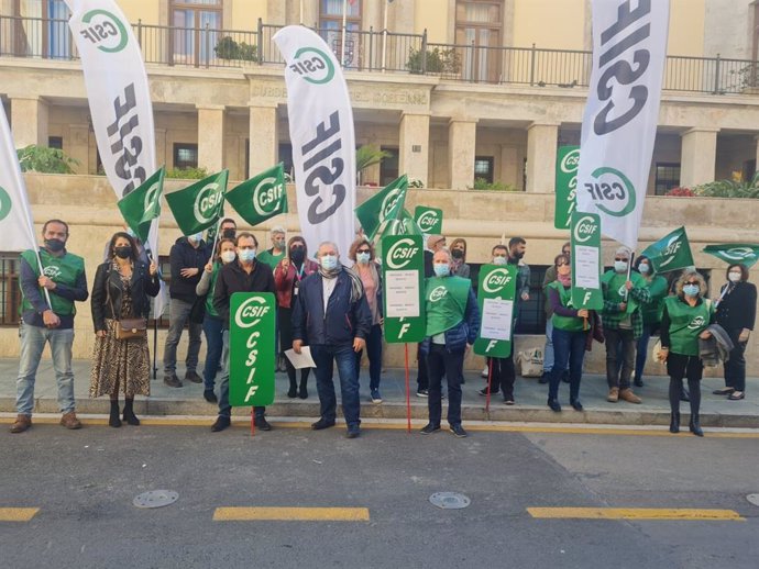 Trabajadores de prisiones andaluzas protestan por las últimas agresiones ante la Subdelegación del Gobierno de Almeria.