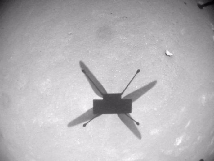 Sobra del helicóptero Ingenuity en el suelo de Marte durante su vuelo 15
